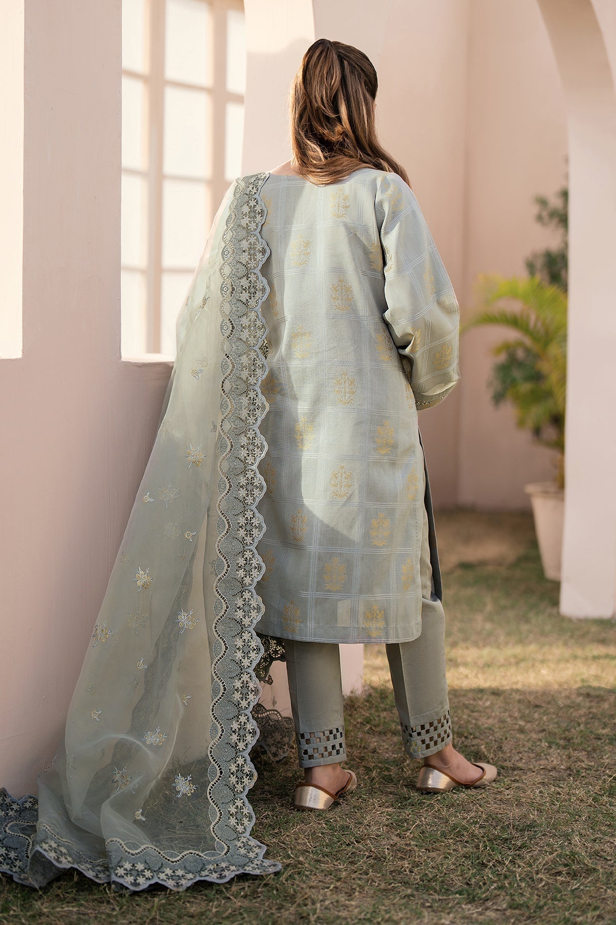 BAROQUE | EMBROIDERED JACQUARD LAWN UF-603