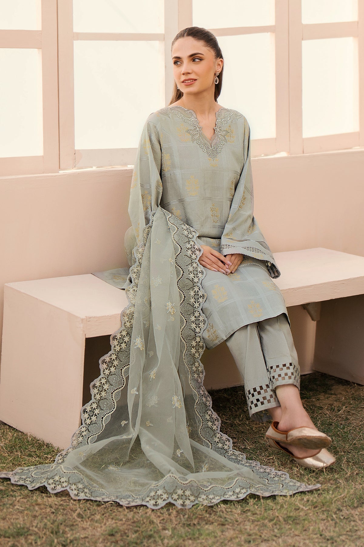 BAROQUE | EMBROIDERED JACQUARD LAWN UF-603