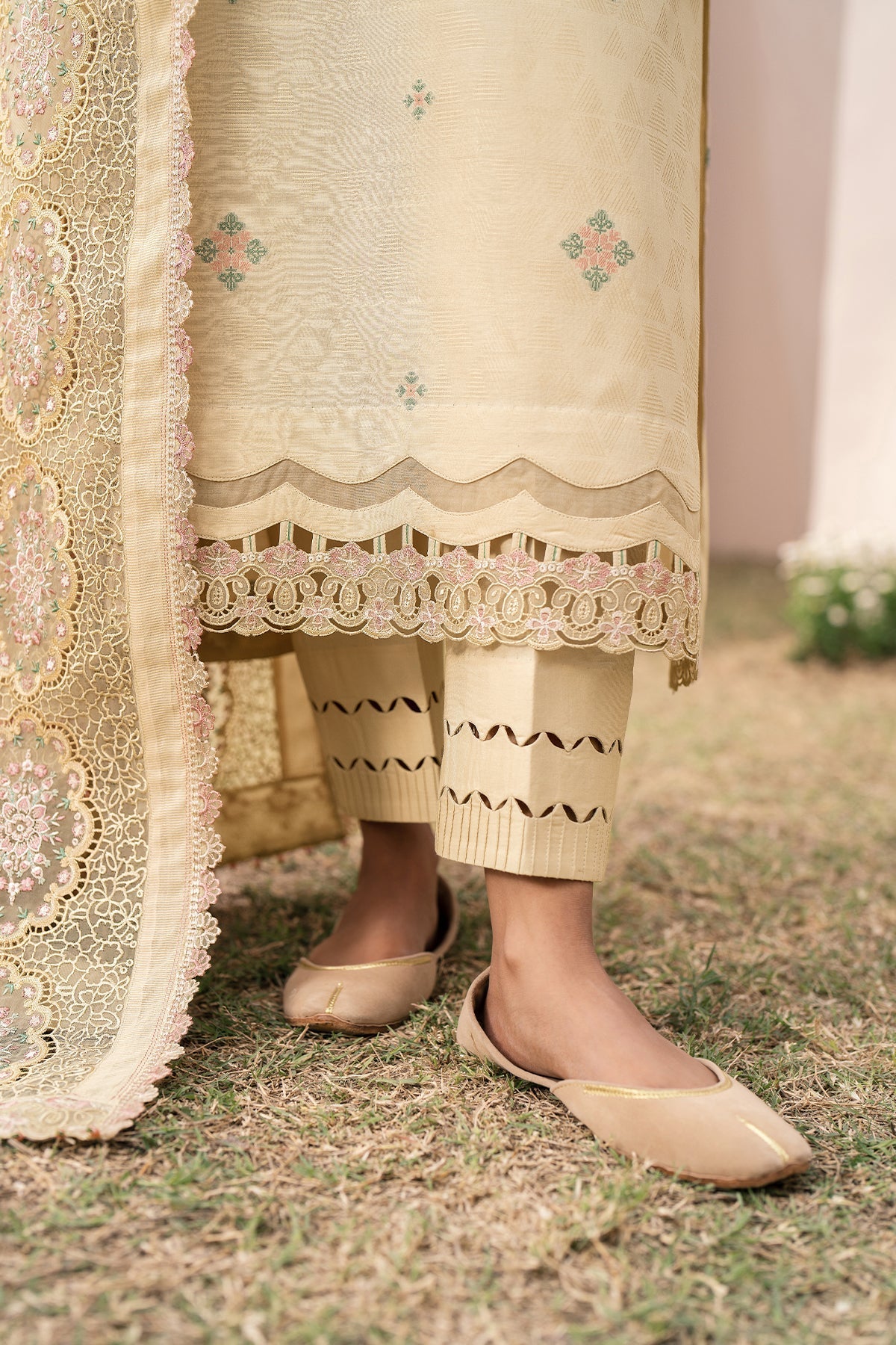 BAROQUE | EMBROIDERED JACQUARD LAWN UF-612