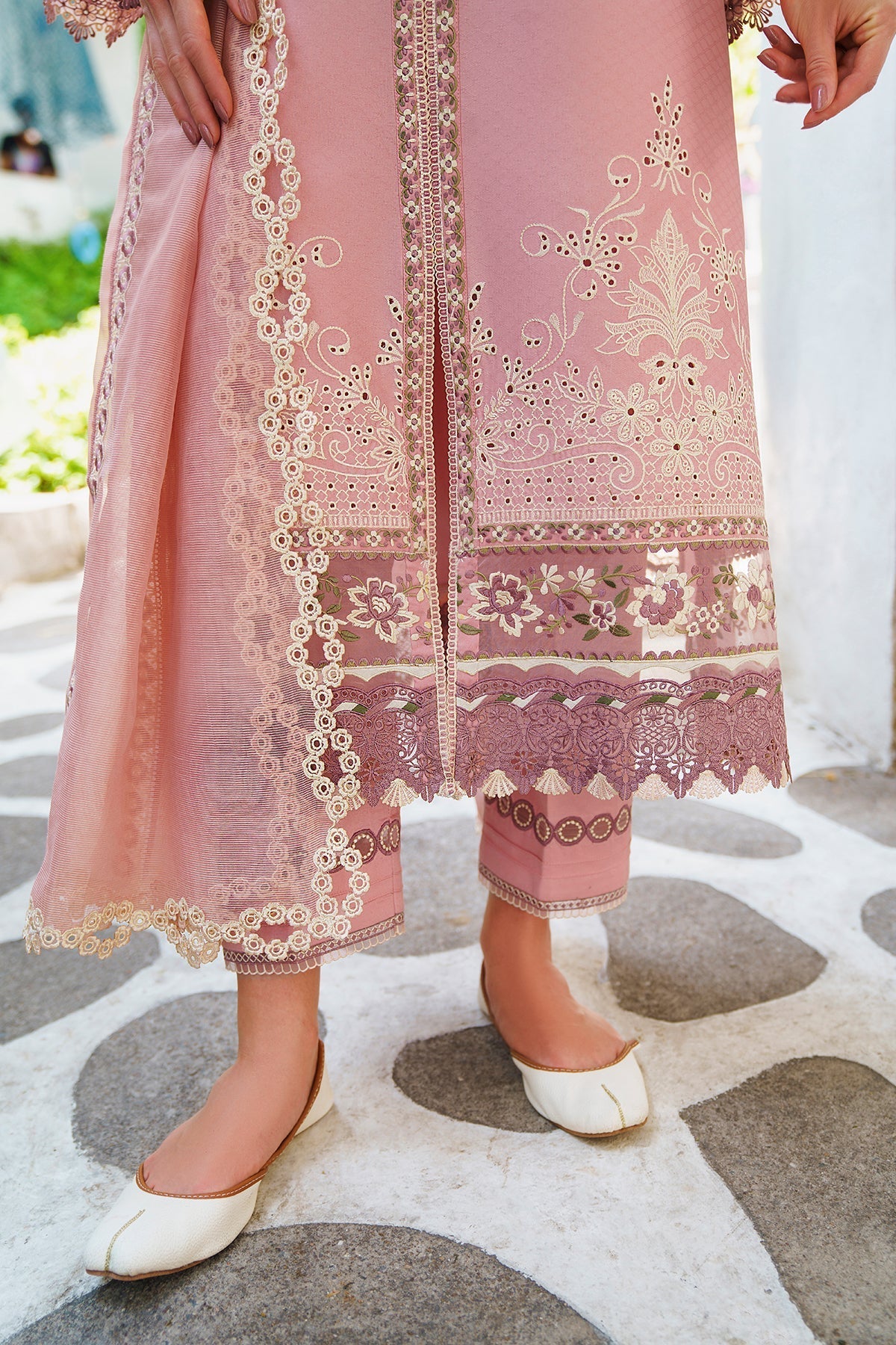 BAROQUE | EMBROIDERED JACQUARD LAWN UF-561